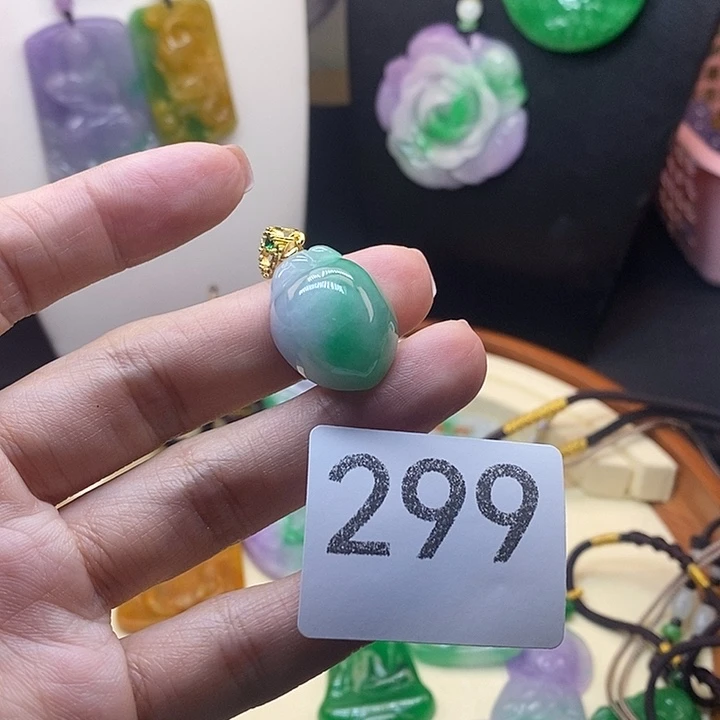 翡翠未镶嵌吊坠(赠链)