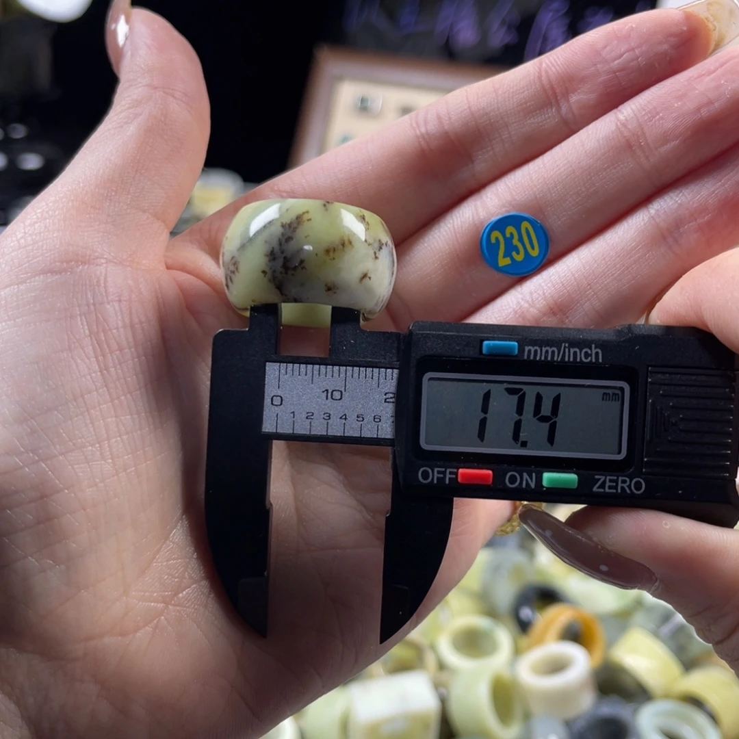 蛇纹石玉未镶嵌戒指