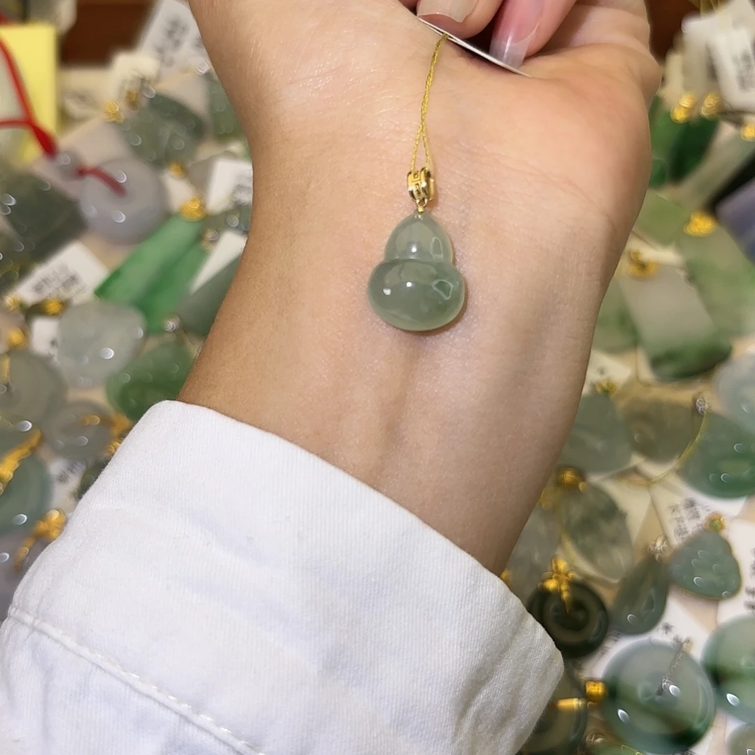 翡翠18K金镶嵌颈饰葫芦