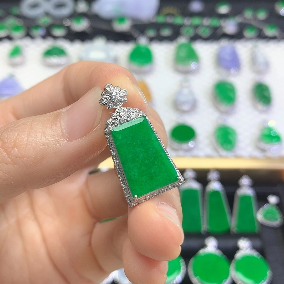 颈饰18K金镶嵌翡翠吊坠