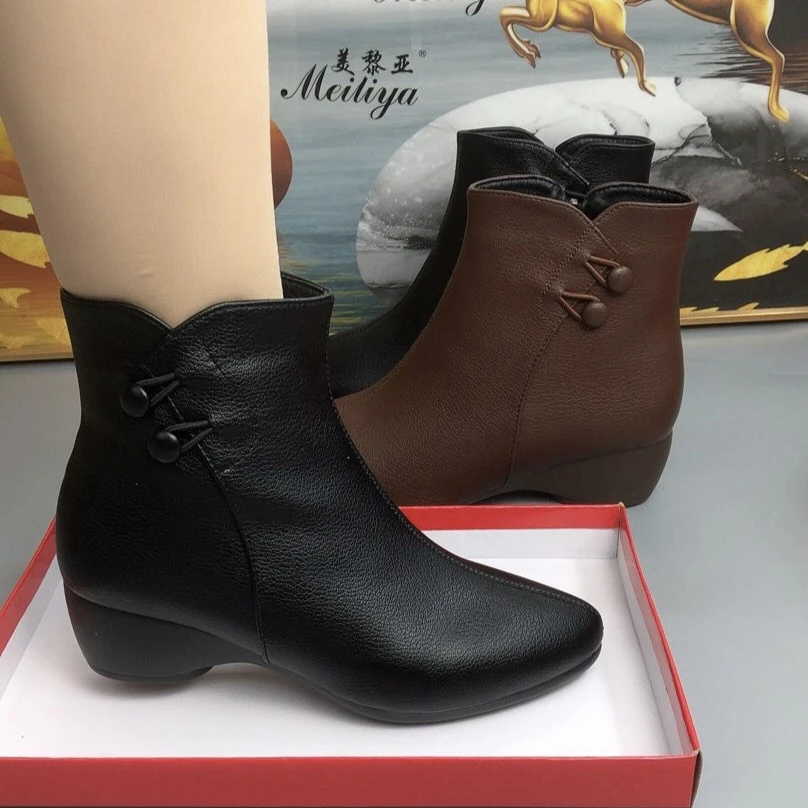 爆款中老年女士妈妈棉鞋2025新款冬季加绒保暖加厚外穿真皮小短靴