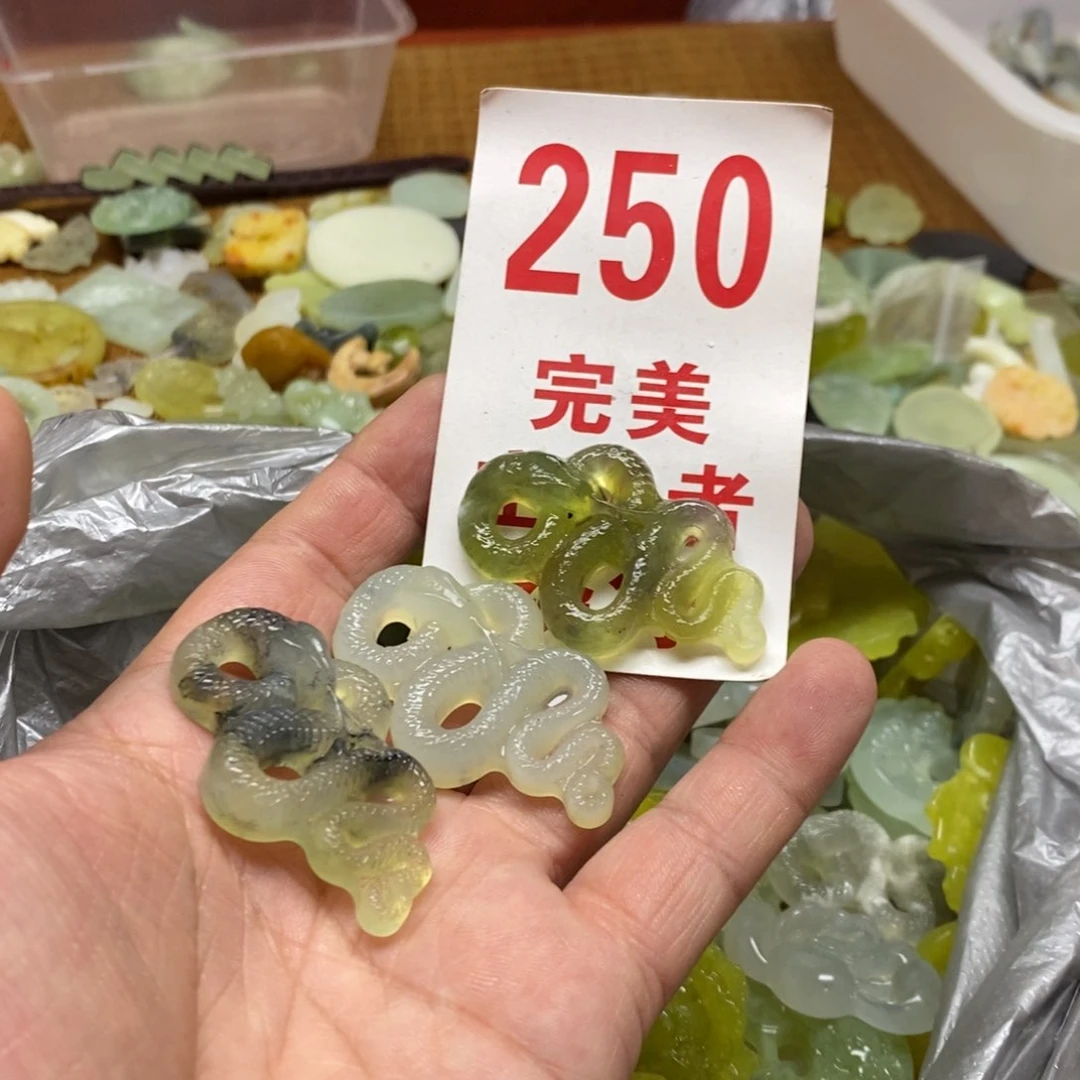 蛇纹石玉挂坠未镶嵌