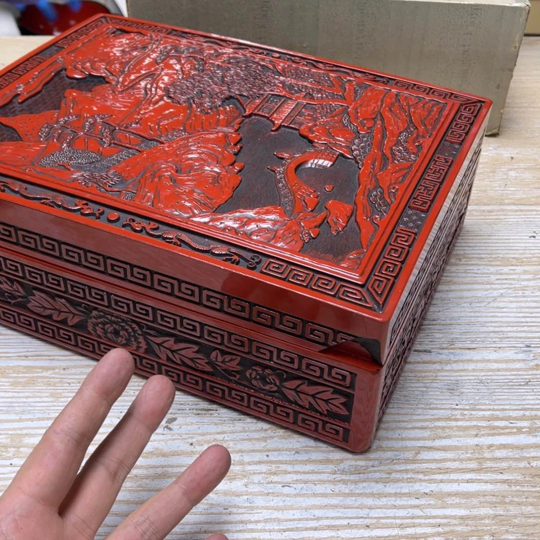 瓷片B****k密密麻麻地排列着一个