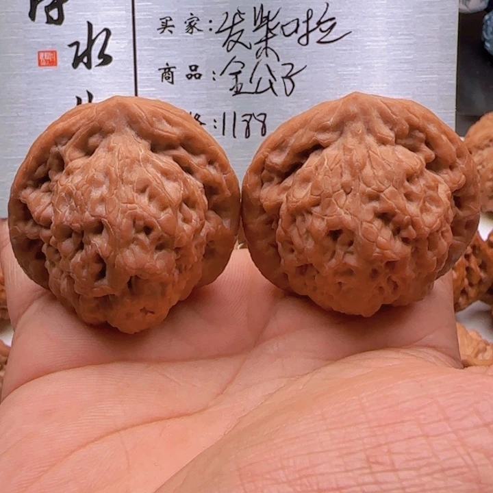 无***头吊坠桃核金公子帽