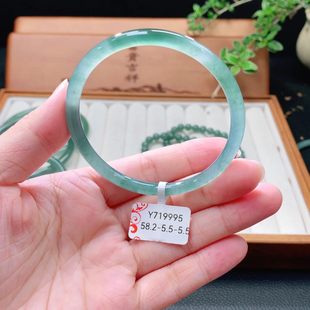 未镶嵌手镯（圆镯）翡翠