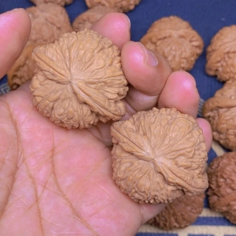 【闪购商品】文玩核桃吊坠一***腿白狮子45