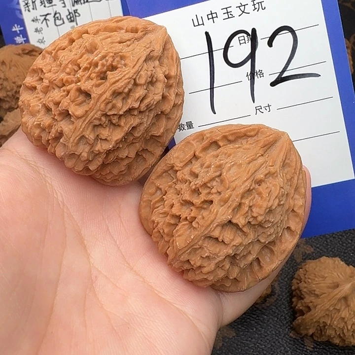 哈***兽吊坠文玩核桃南疆石41尺有黄