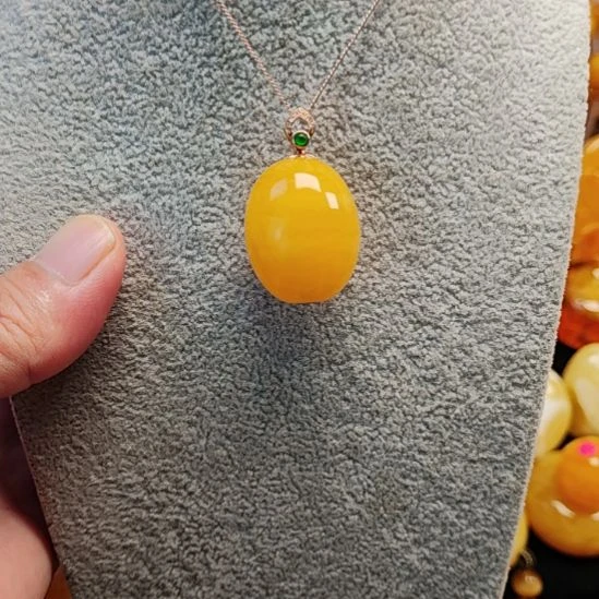蜜蜡18K金镶嵌吊坠(赠链)