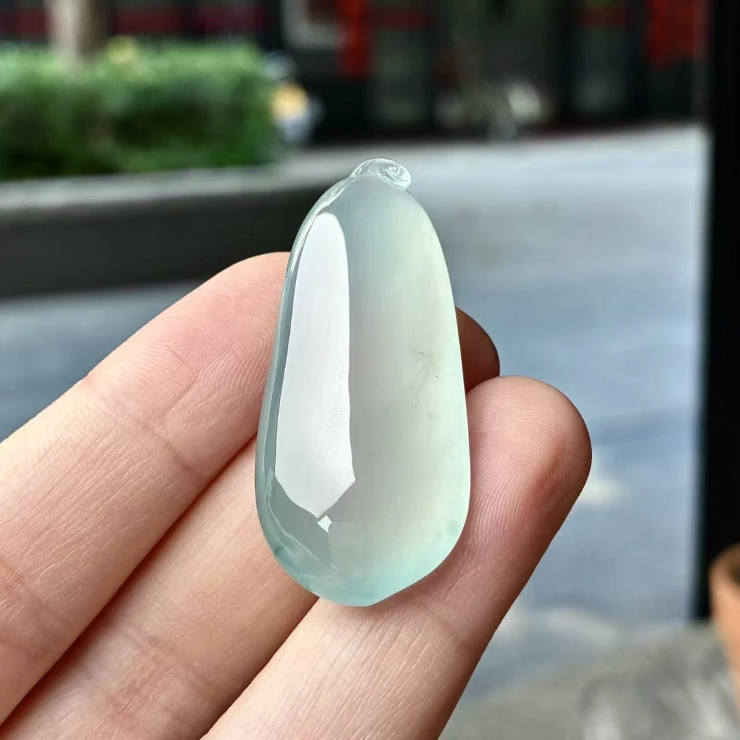 天然a货缅甸翡翠自然光尺寸41.5/17.9/8.7，玻璃种天空蓝福瓜吊坠