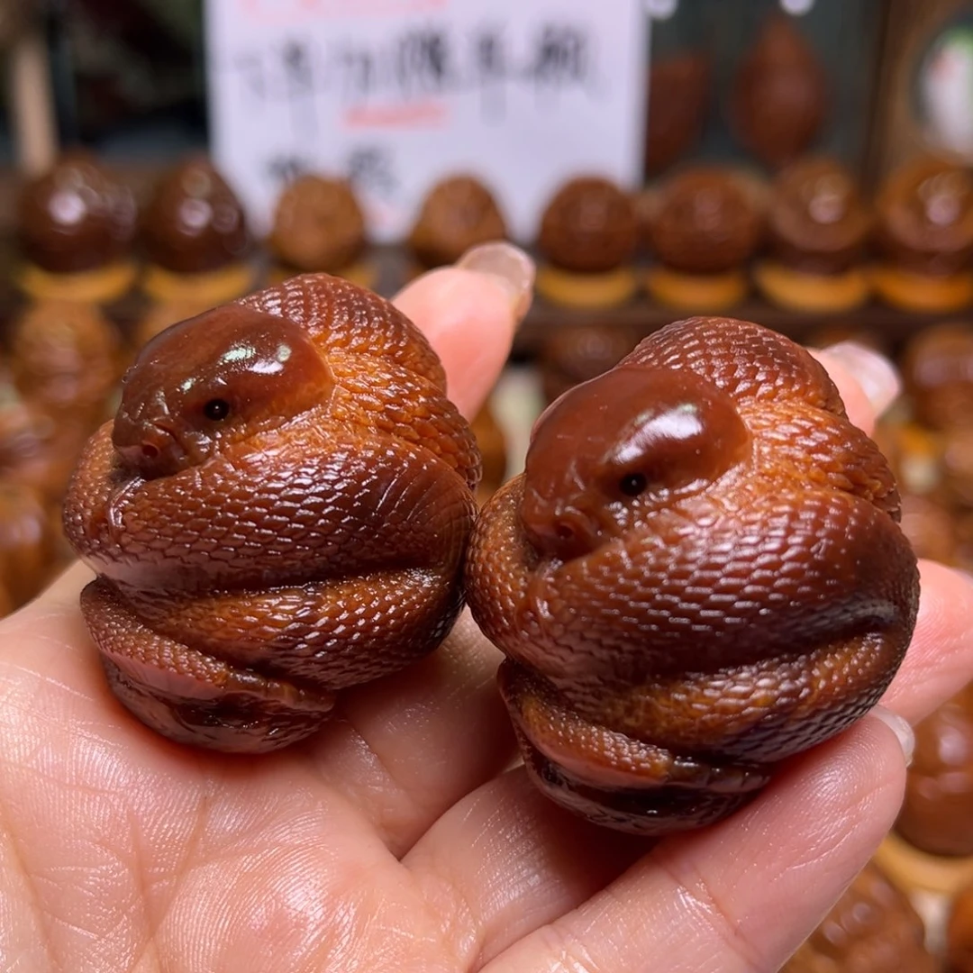 橄榄核把件用****4玉化蛇一对