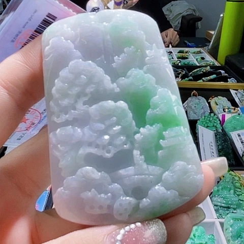 翡翠未镶嵌颈饰一个