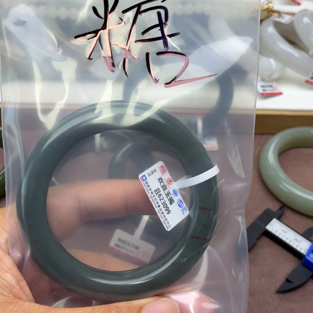 糖***果和田玉手镯未镶嵌