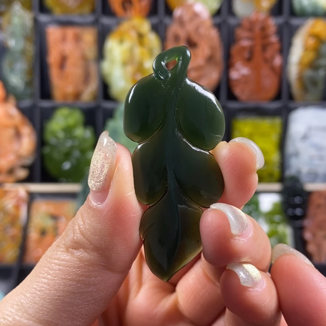 蛇纹石玉颈饰合金