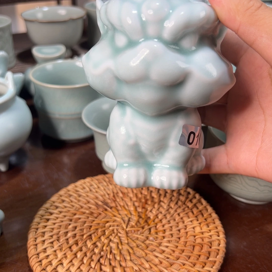 微瑕玉青玉麒麟。
