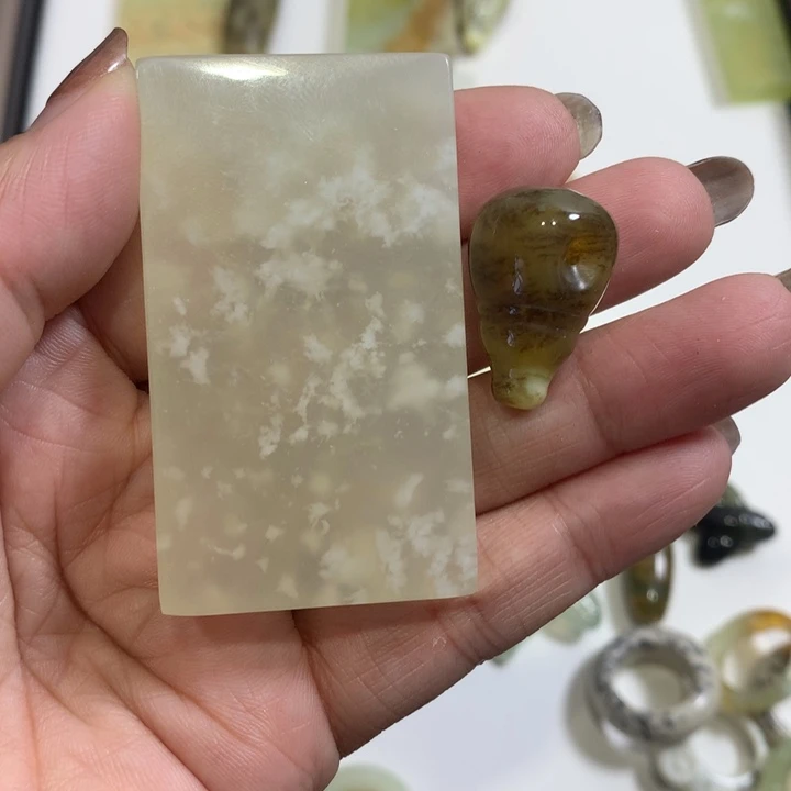 蛇纹石玉未镶嵌颈饰