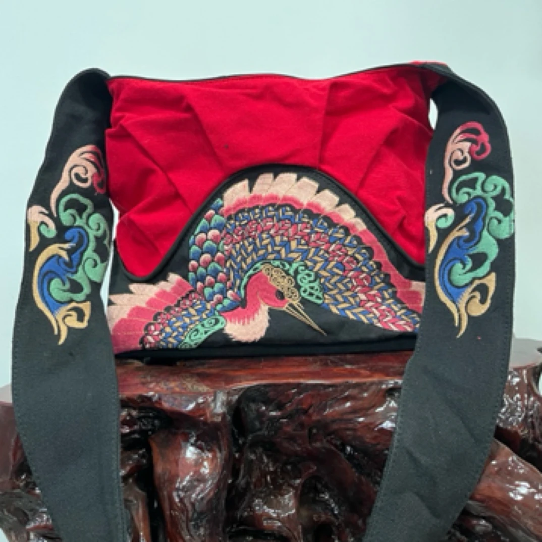 精品刺绣国风孔雀图案红色系