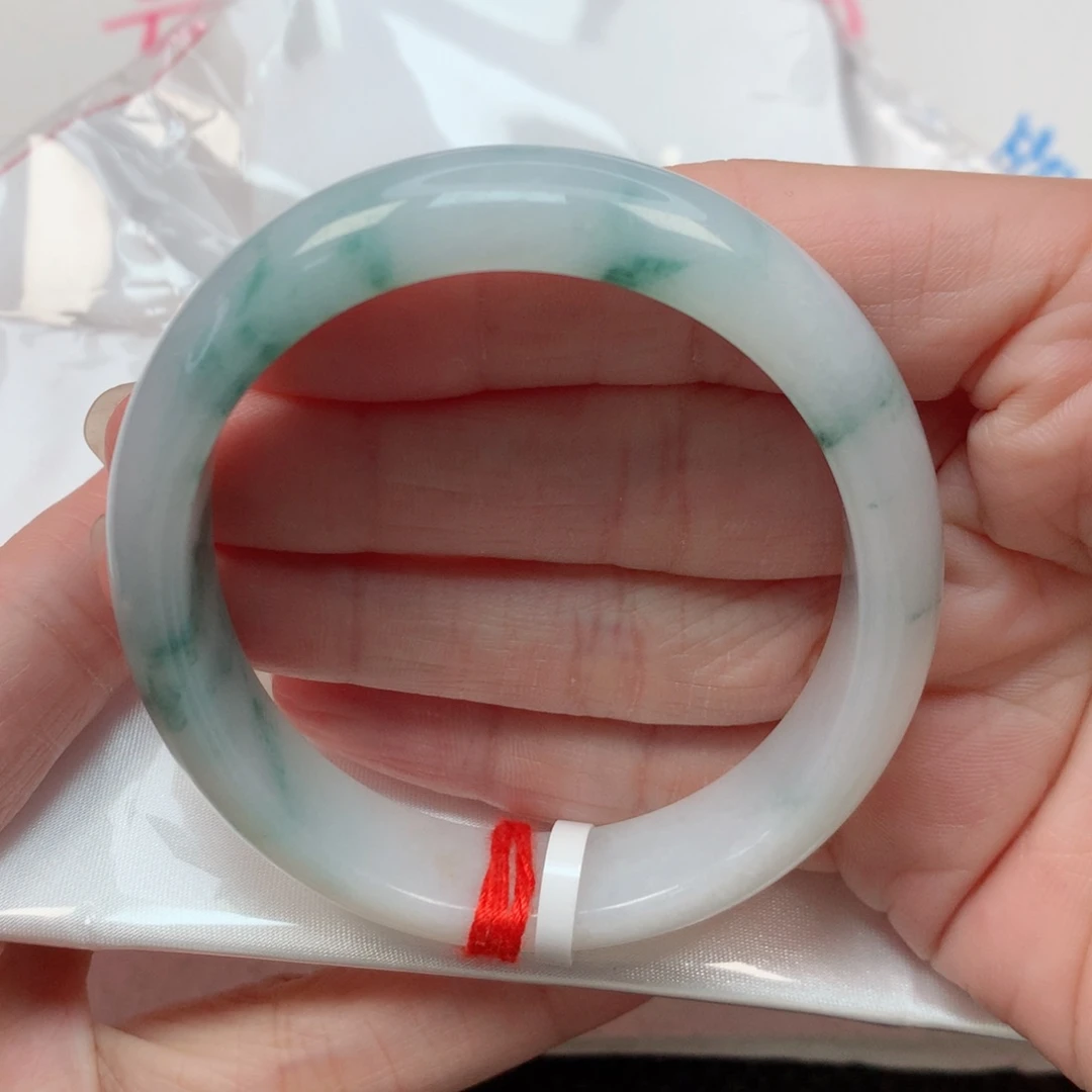 翡翠手镯未镶嵌57贵妃 白底飘绿花 无纹裂 推荐