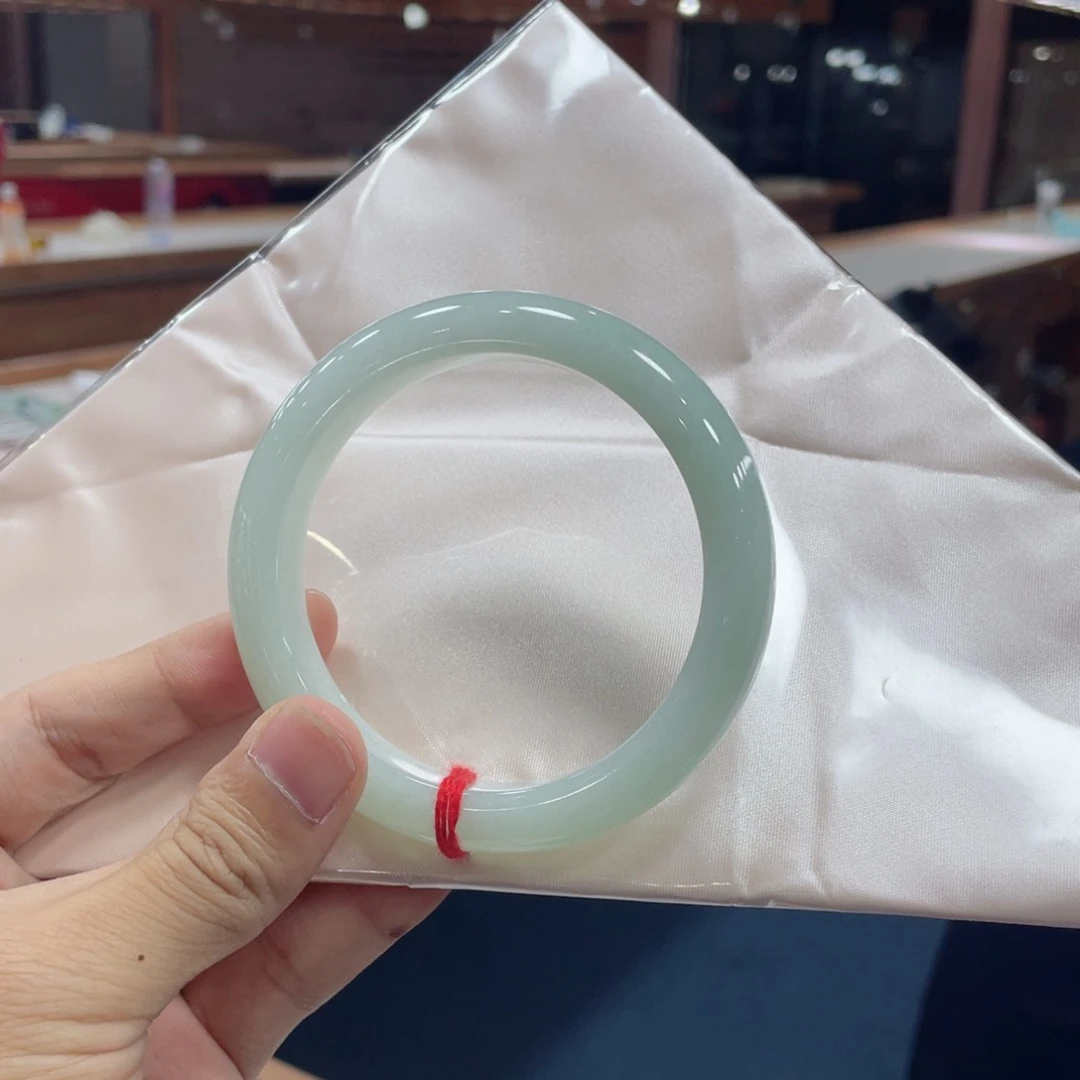 翡翠手镯未镶嵌有包容