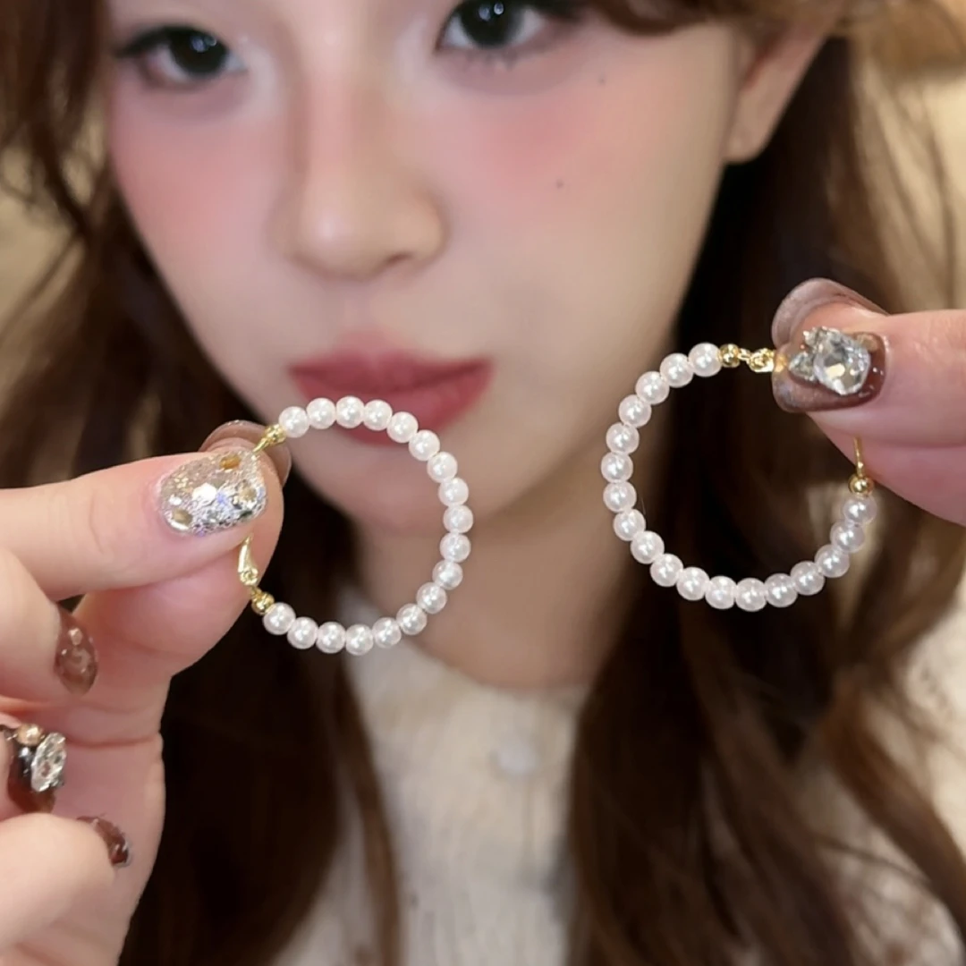 铜合金耳饰 2025新款爆款珍珠耳圈女士设计高级感耳环百搭耳饰