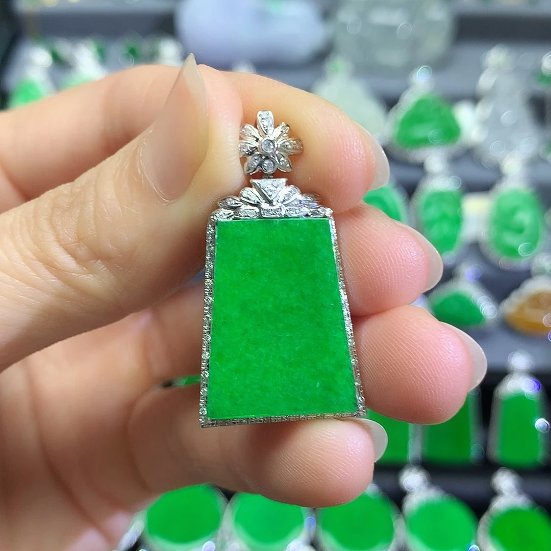 翡翠18K金镶嵌颈饰吊坠