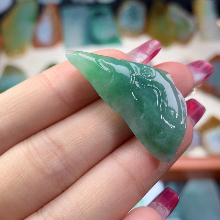 颈饰未镶嵌翡翠好