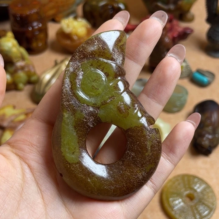 蛇纹石玉未镶嵌颈饰