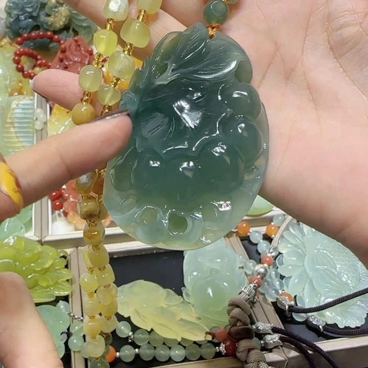 未镶嵌蛇纹石玉吊坠
