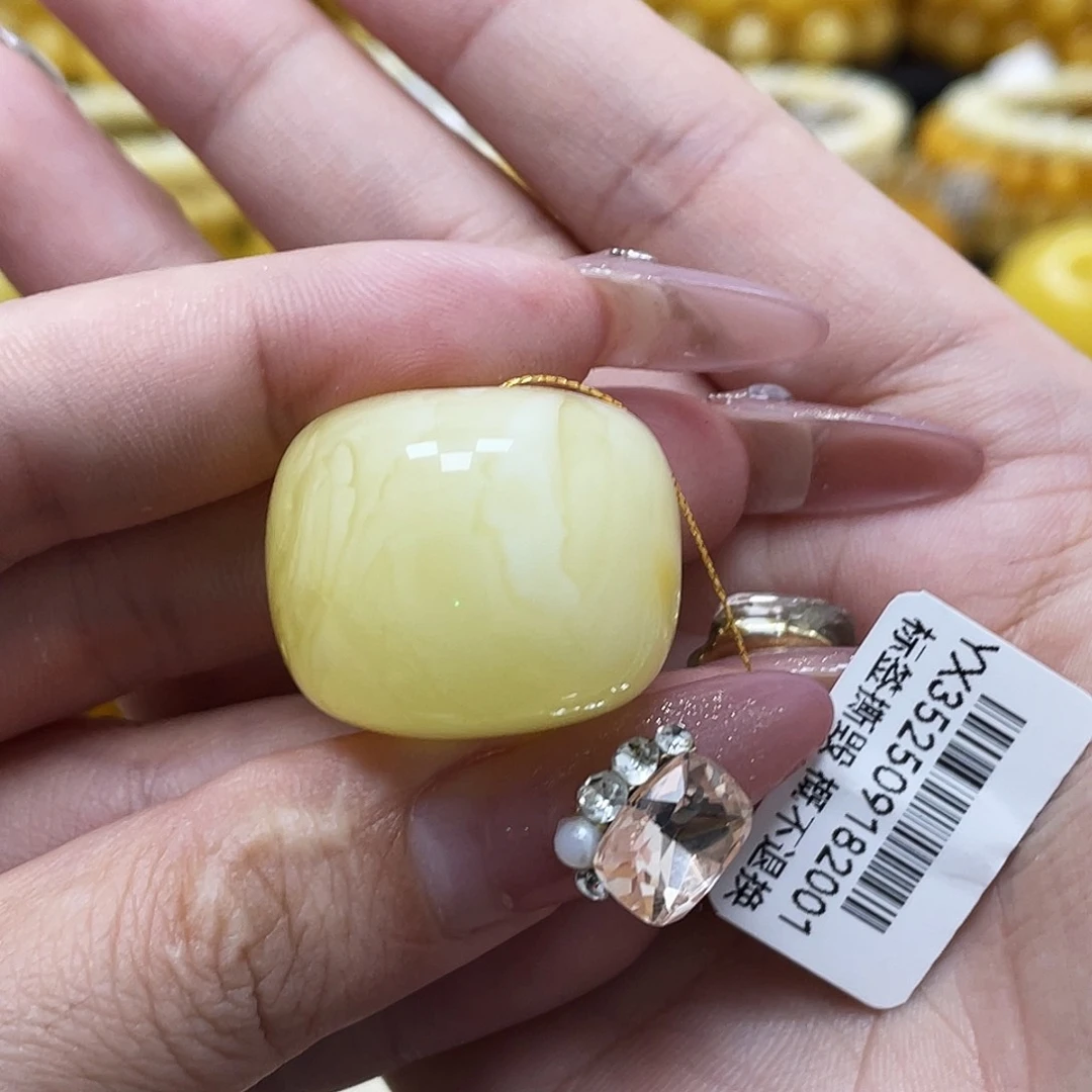裸石琥珀未镶嵌25.5*21.2mm浓蜡妖花扣子瑕