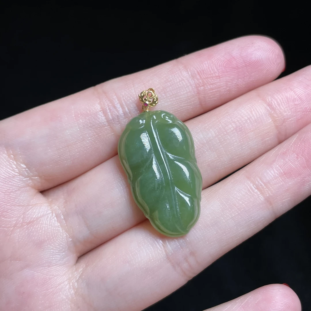 【玉总珠宝】18K金和田玉树叶吊坠贵气礼物多样性发一CAN1200303