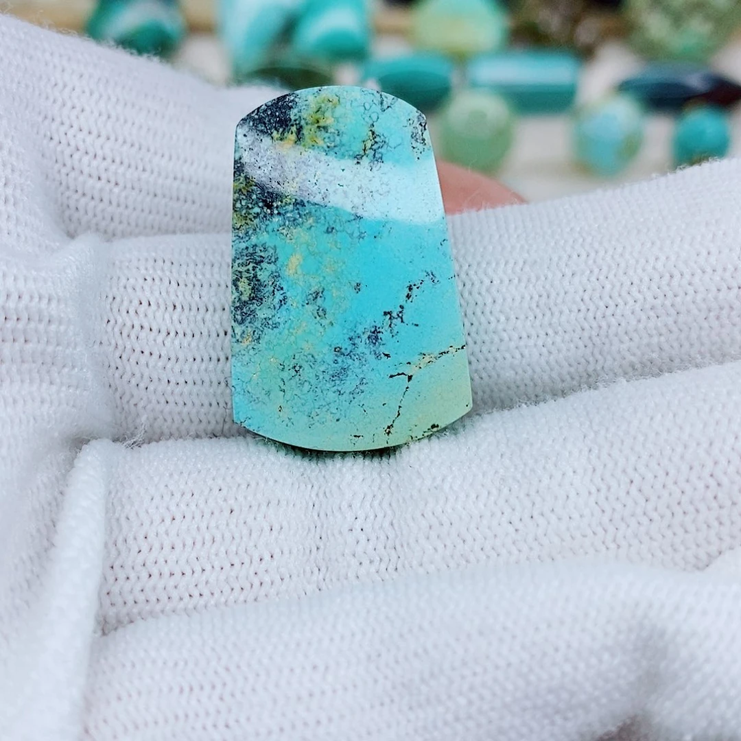 绿松石未镶嵌颈饰