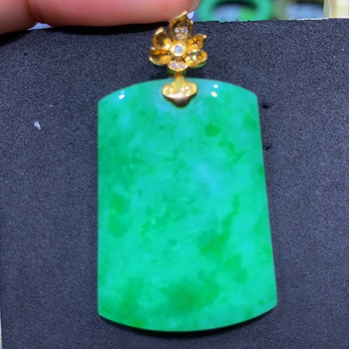 翡翠18K金镶嵌颈饰翡翠
