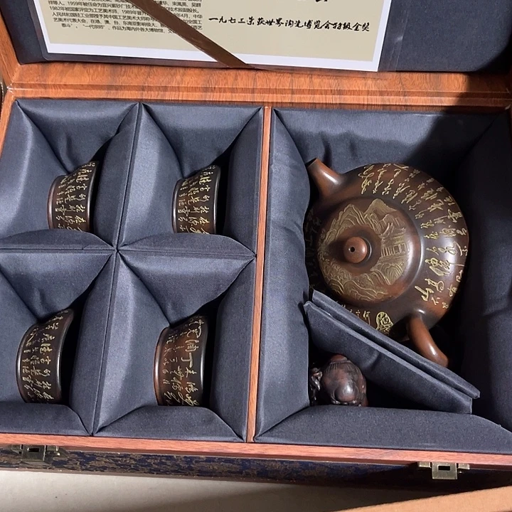 紫砂茶壶原矿泥料，手工制作的一把紫砂壶。