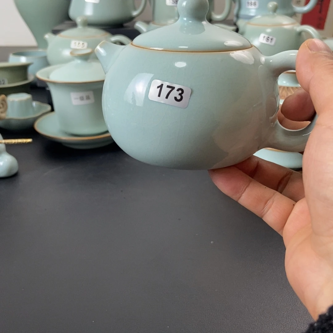 微瑕天青釉手工西施壶