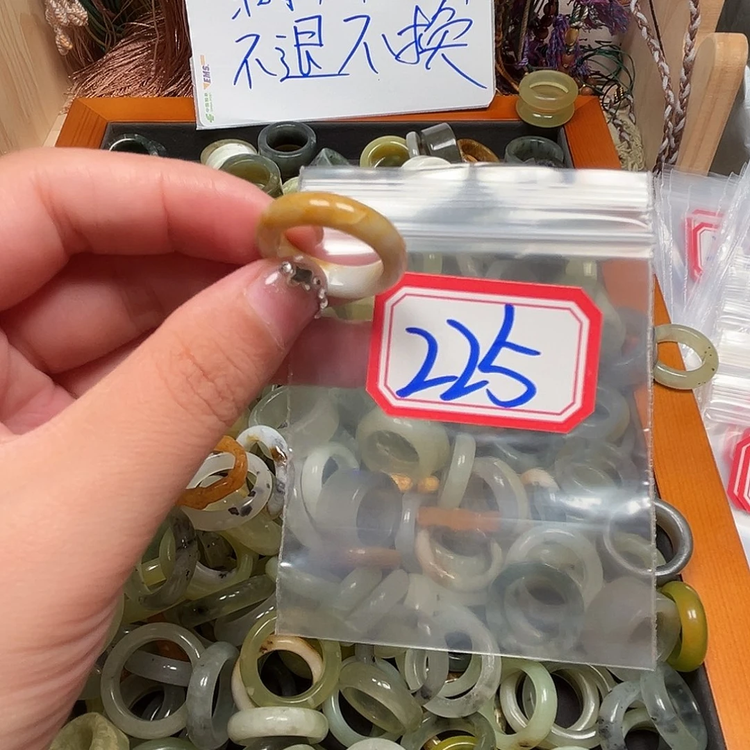 路***璐未镶嵌蛇纹石玉珠宝奇石