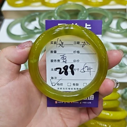 夏***風未镶嵌岫玉手镯谬误