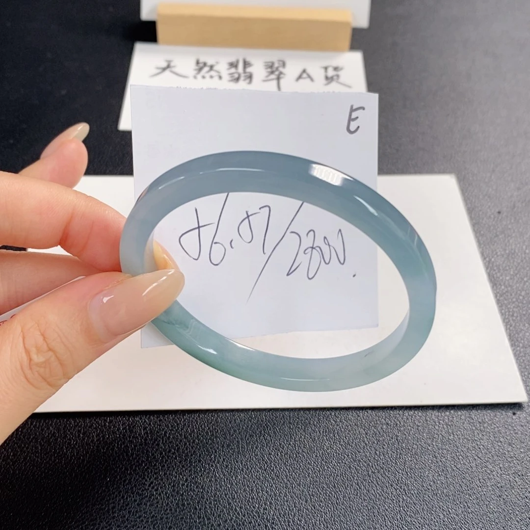 翡翠手镯未镶嵌天然翡翠