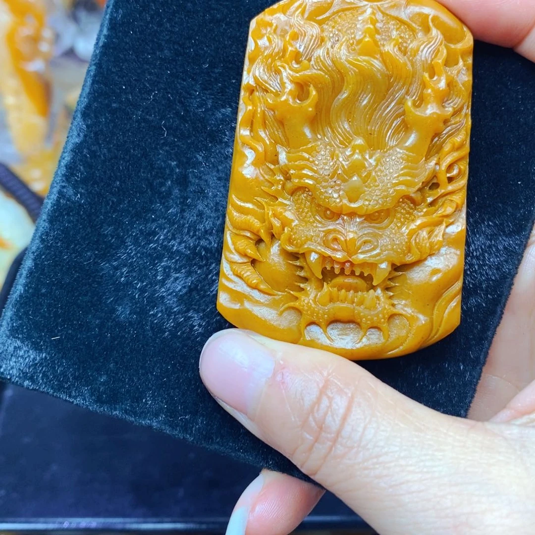 石英质玉（黄龙玉）未镶嵌颈饰