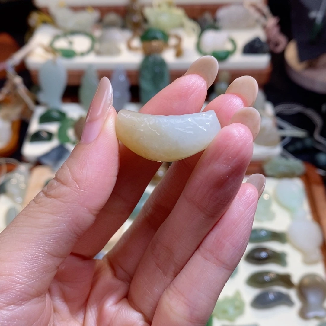 顺***利颈饰未镶嵌和田玉