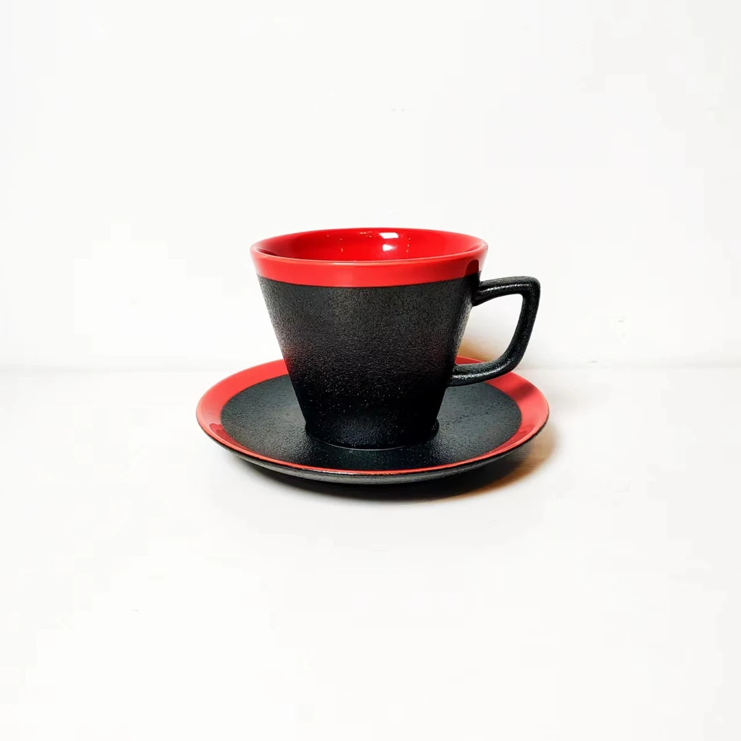 屋里进 红黑 咖啡杯