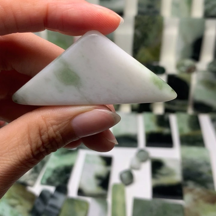 独山玉未镶嵌颈饰中**岁