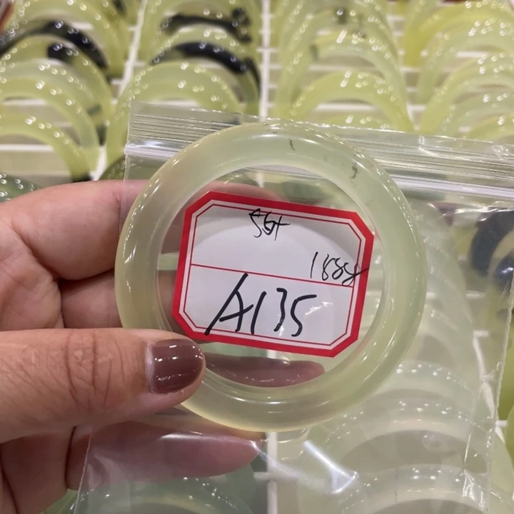 萧***然蛇纹石玉未镶嵌手镯