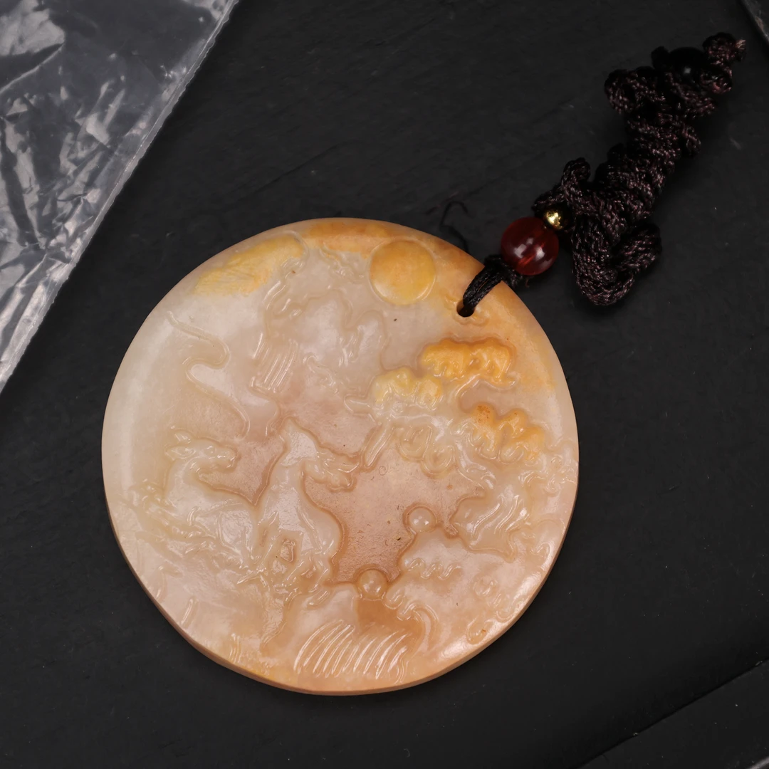 XY22天然岫岩玉粉黄色雕刻圆牌吊牌