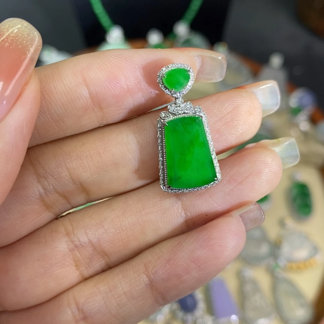 颈饰18K金镶嵌翡翠A货翡翠