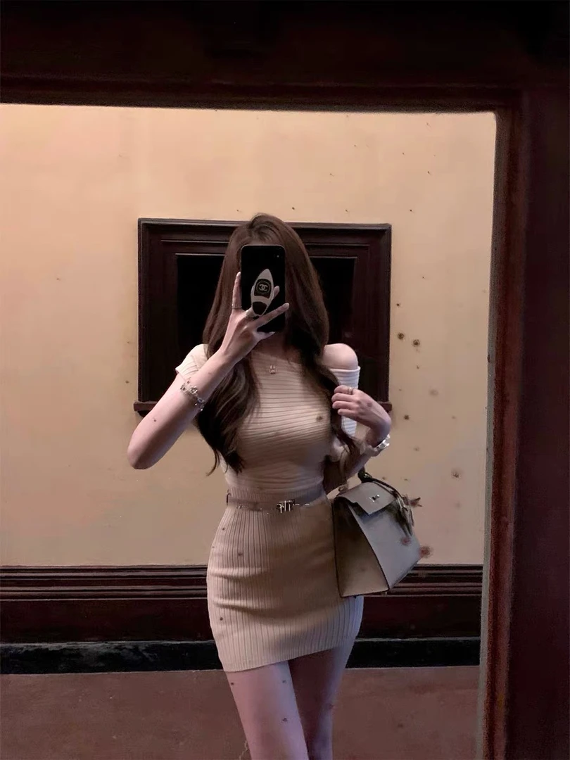 感坑条针织连衣裙女夏季性感露肩收腰穿搭显瘦修身包臀短裙