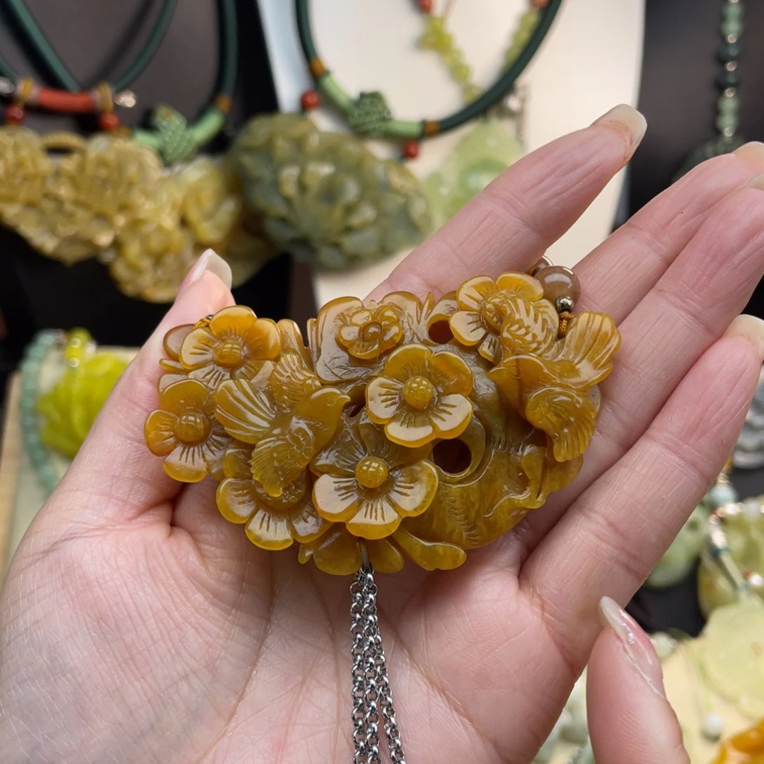 蛇纹石玉未镶嵌颈饰云*躲