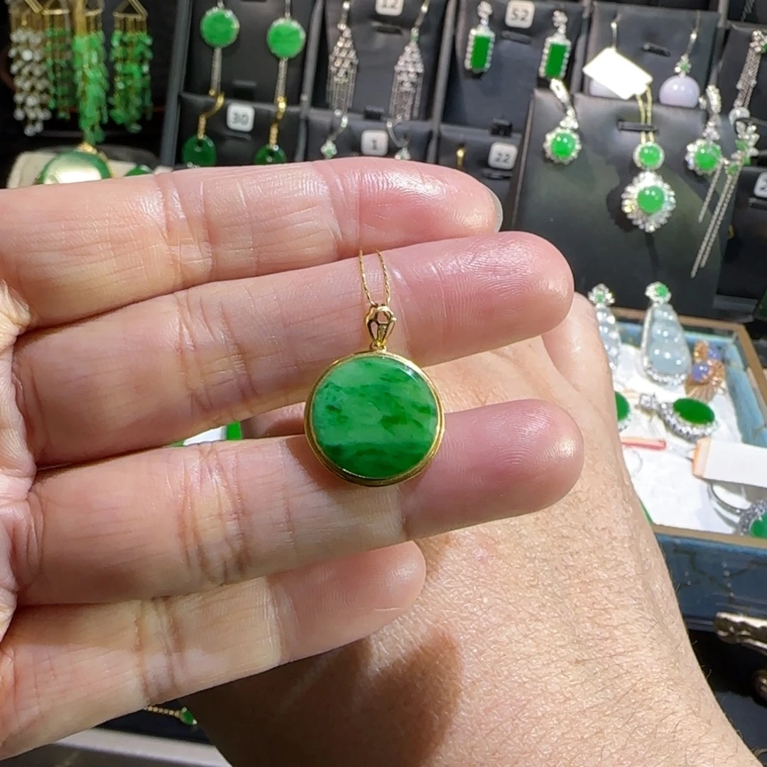 翡翠18K金镶嵌颈饰吊坠