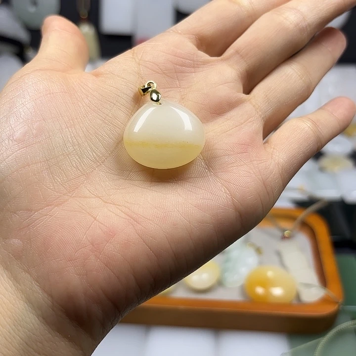 戒***瘾石英质玉未镶嵌颈饰