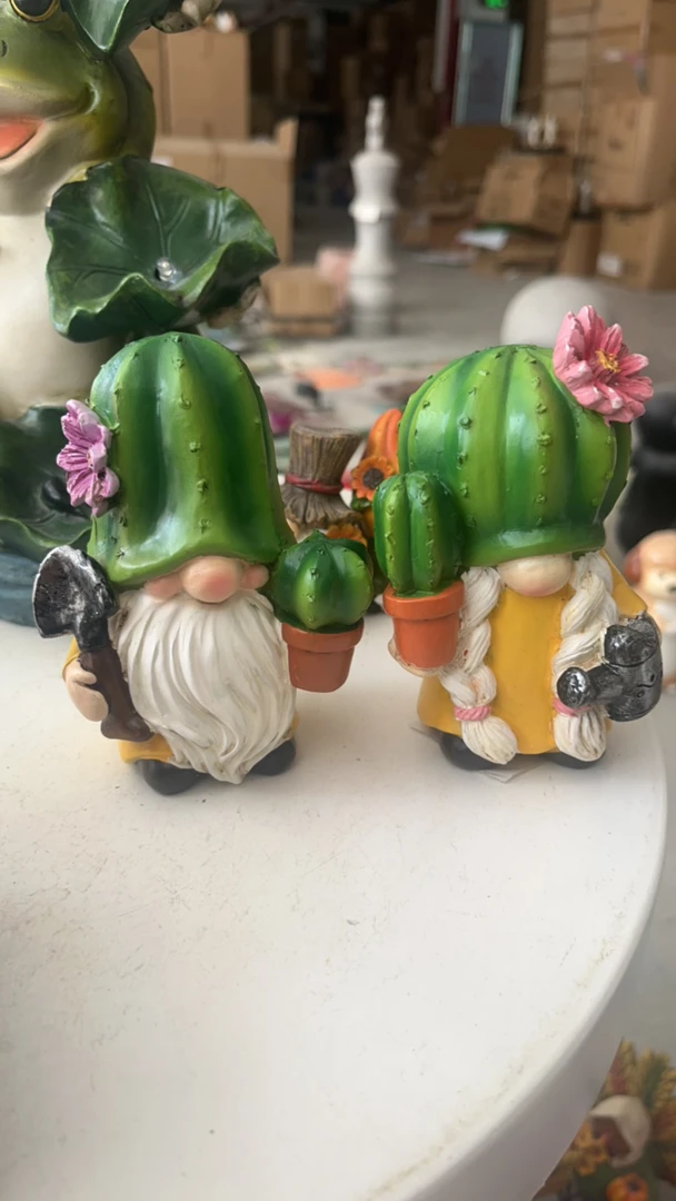 两个仙人掌地精树脂摆件