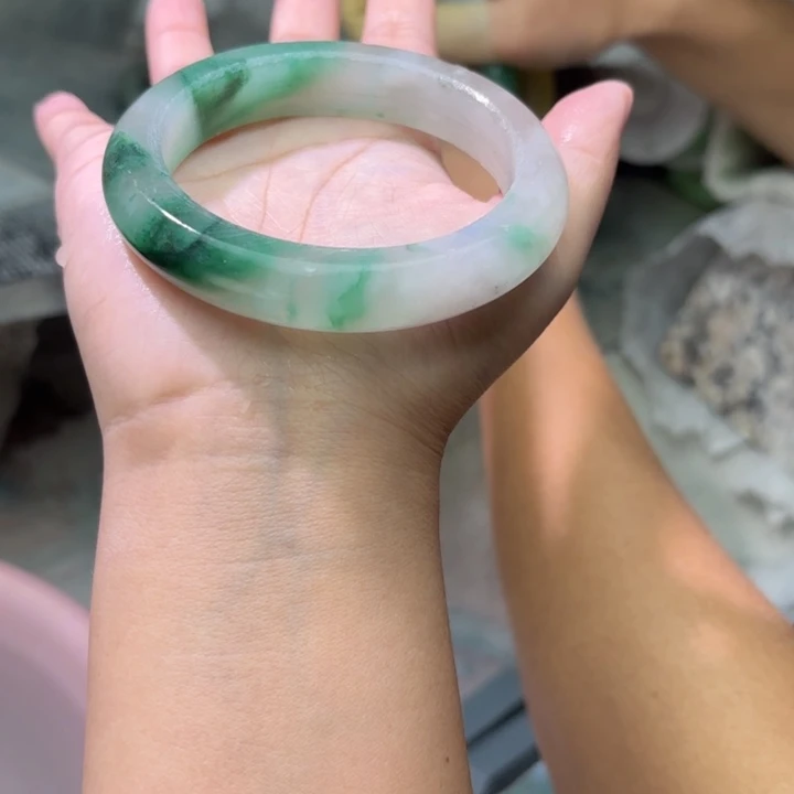 小***福石英质玉（非洲翠）未镶嵌手镯定制