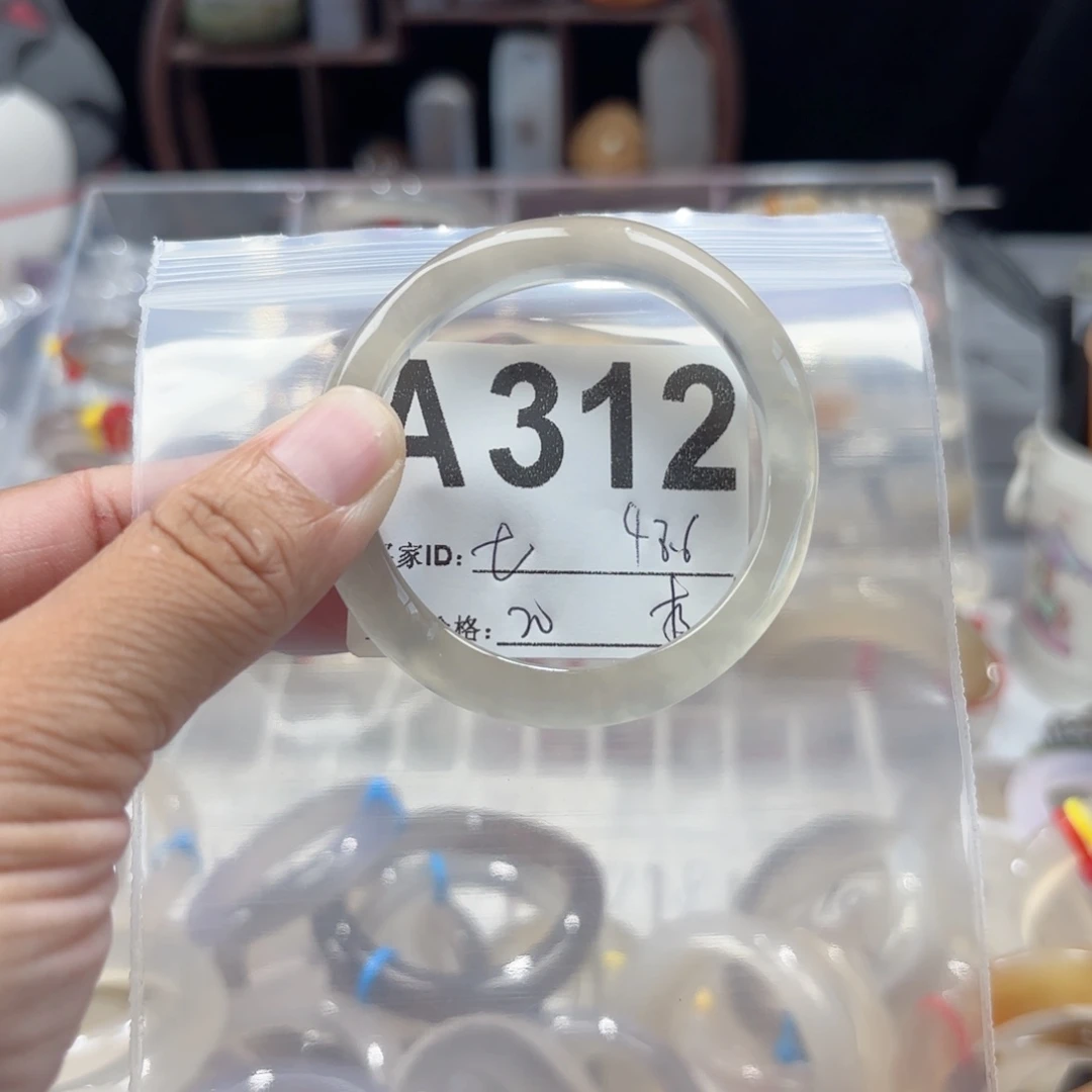 七***安玛瑙/玉髓手镯未镶嵌